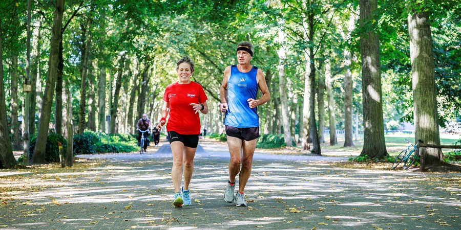 twee lopers in een park